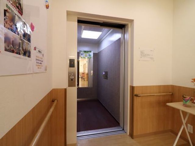 手すり付き廊下のエレベーター エレベーター 手すり完備で安心の廊下のります。車椅子の方も安心の広々としたエレベーターが設置されています。