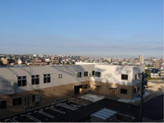 広々とした施設外観 外観 広い敷地に建つ明るい外観の建物です。周囲にはゆとりを感じる開放的な空間が広がっております。