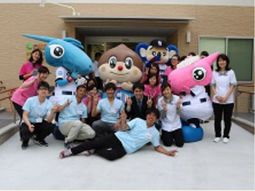スタッフとマスコット集合写真