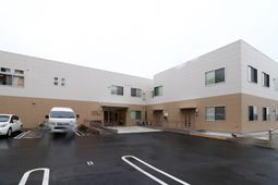 明るい外観の建物エントランス