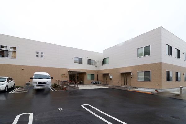 明るい外観の建物エントランス