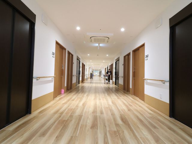 清潔感のある廊下 廊下 明るく清潔感のあふれる廊下が続いており、各居室へのアクセスも見通し良好です。安全に配慮された手すりが設置され、快適な環境が整っています。