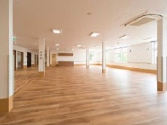 広々とした明るい廊下