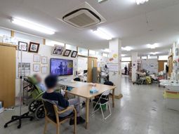 活気ある共用スペース