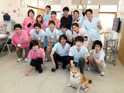 スタッフの笑顔あふれる集合写真