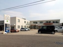 明るく広々とした建物外観