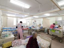 多床室のケアシーン