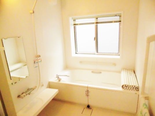 バリアフリーの明るい浴室