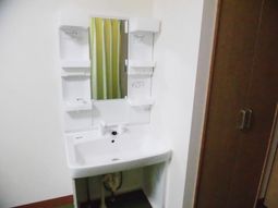 洗面所の設備と鏡