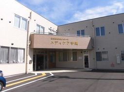 白色の建物の外観