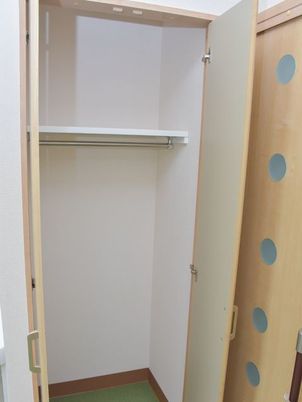 シンプルなクローゼットの内観