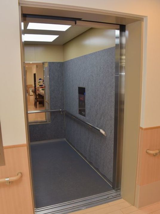 明るいエレベーターの入り口
