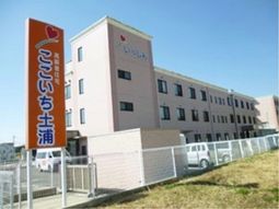 明るい日差しの施設外観