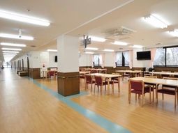 広々とした明るい食堂