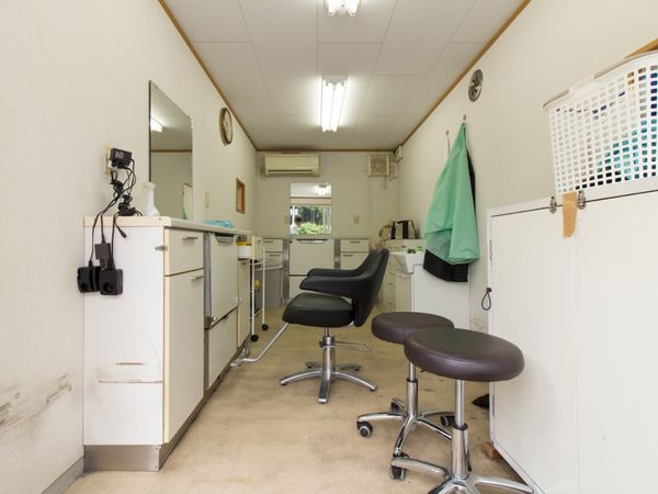 整髪用チェアのある部屋