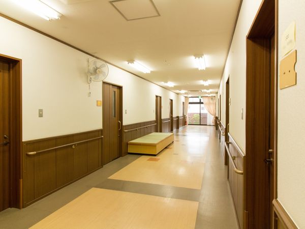 明るい廊下と手すり