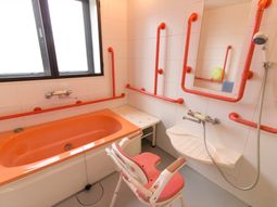 安全バー付き浴室