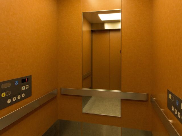 機能的なエレベーター内部 エレベーター 広々としたエレベーターでは、車椅子利用者も安心して移動ができる設計です。手すりの取り付けもあり、安全性に配慮されています。