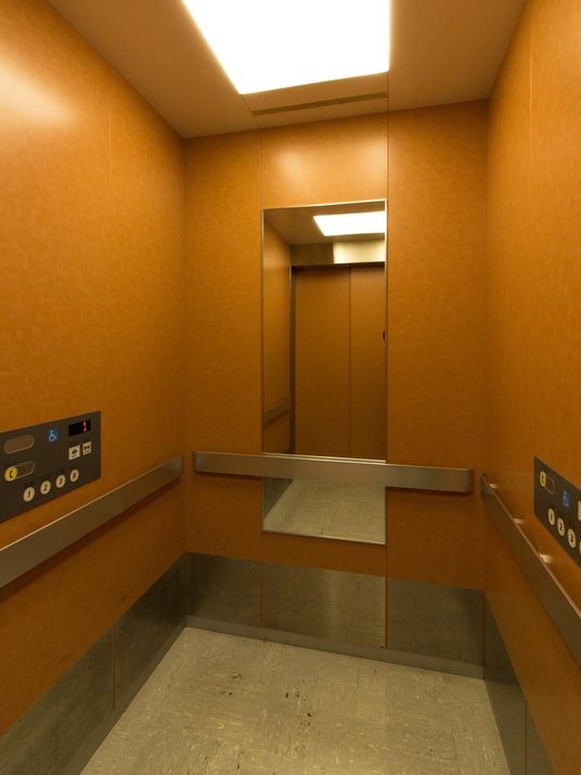 機能的なエレベーター内部