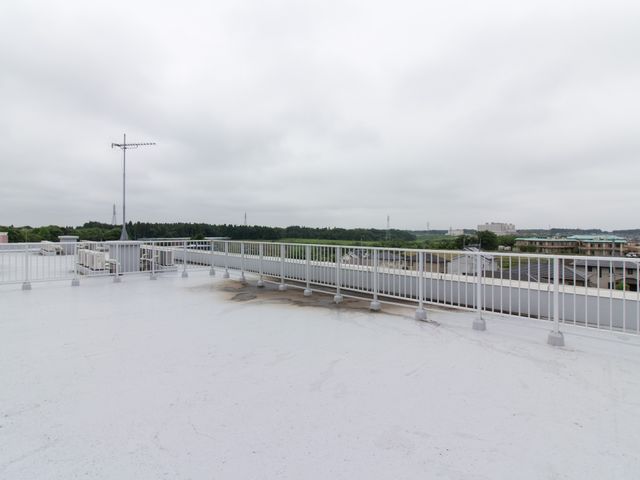 屋上の広々とした空間 屋上 開放的なテラスは、広い視界を確保し、くつろぎのひとときを提供しています。