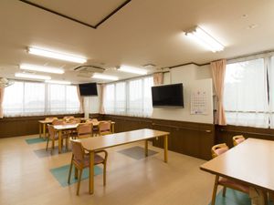 広々とした明るい食堂