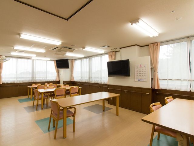 広々とした明るい食堂 共有スペース ゆったりとした食堂空間は、共同での食事や憩いの場として利用されています。窓からは自然光が差し込み、居心地の良さを感じることができます。