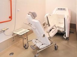 特殊浴槽とシャワーチェア