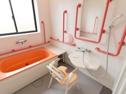 手すり付きバリアフリー浴室