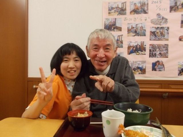 和気あいあい食事の時間 入居者様とスタッフの記念写真 笑顔あふれる食事風景です。共に楽しむ時間は、笑顔と豊かなコミュニケーションを育みます。