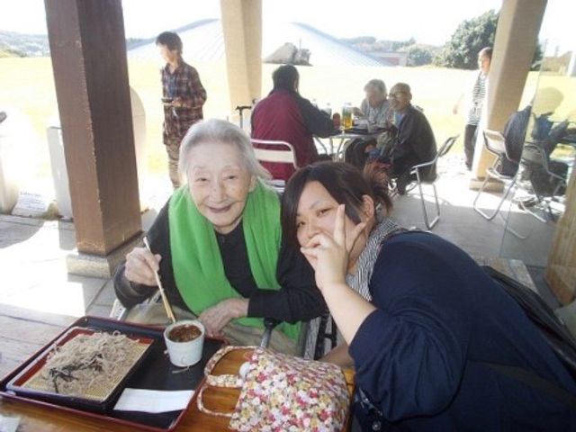 楽しげな食事のシーン 外食 笑顔で会話を楽しみながら食事をする共有スペースです。温かな雰囲気で楽しいひとときを過ごせる場所となっています。