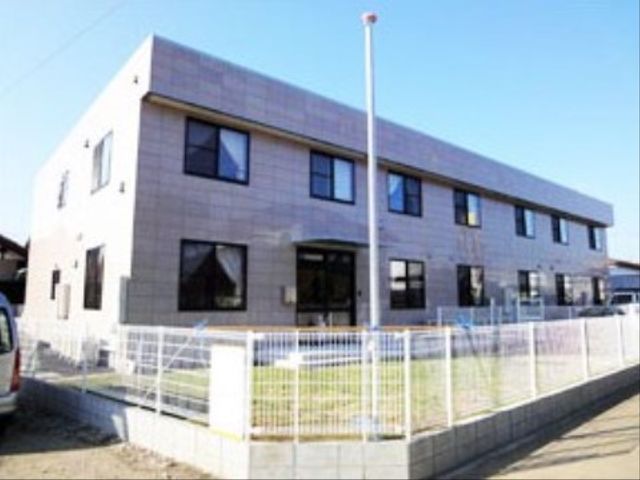 清潔感あるモダンな建物 施設外観 ゆとりある造りとモダンなデザインの建物です。働きやすい環境づくりに注力しておりますので、快適な就労を目指しませんか。