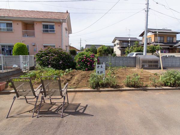 中庭に置かれたイス