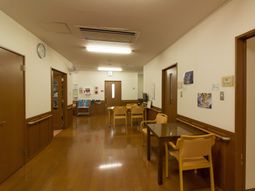 共有スペースの明るい廊下