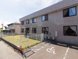 明るい施設の外観