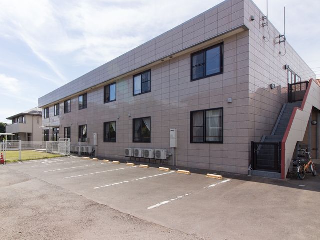 静かな環境の建物外観 外観 清潔感のある建物が立ち並ぶ、落ち着いた雰囲気の環境です。快適にお過ごしいただけるよう、周辺は整備されています。