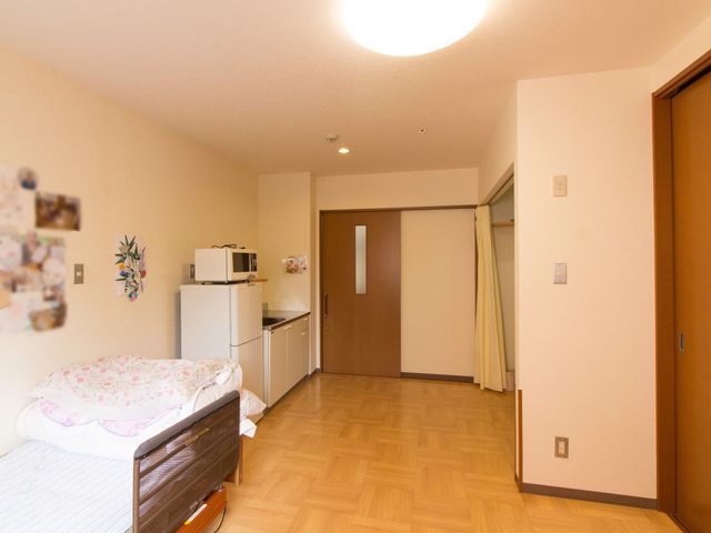 居心地の良い居室 居室 広々とした居室には、必要な家具や電化製品が整い、心落ち着くプライベート空間が確保されています。