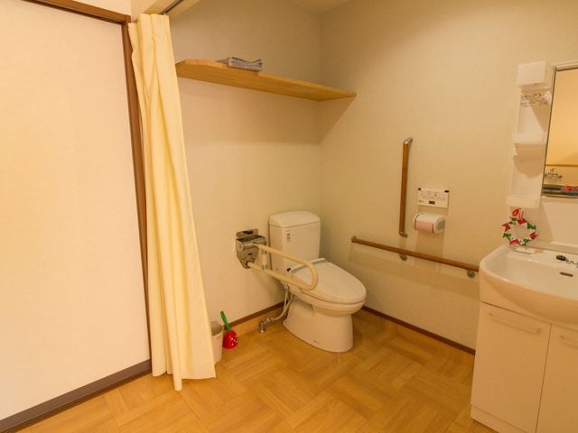 バリアフリートイレ トイレ 手すり付きの清潔なトイレです。利用者の自立支援と安全を考えた設計となっております。