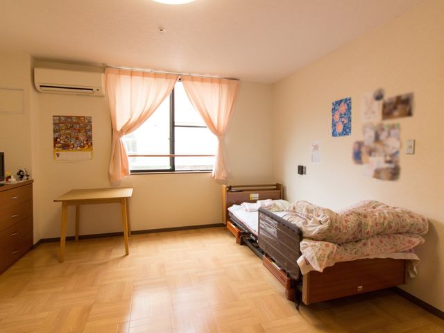 居心地の良い居室 居室 配色が温もりを感じさせる明るい部屋です。自分らしい生活を大切にしたい方にも適しています。