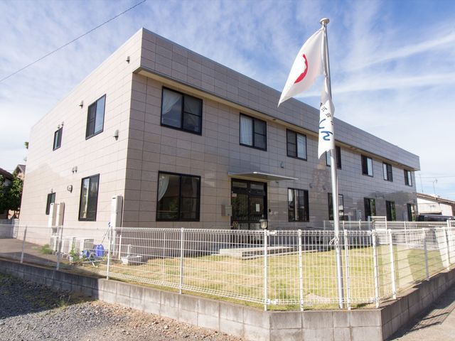 清潔感のある建物外観 外観 広々とした敷地に立つモダンな建物です。きれいに整備された環境で、新しい職場としての可能性を感じていただけるでしょう。