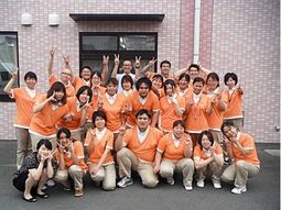 明るいスタッフ集合写真