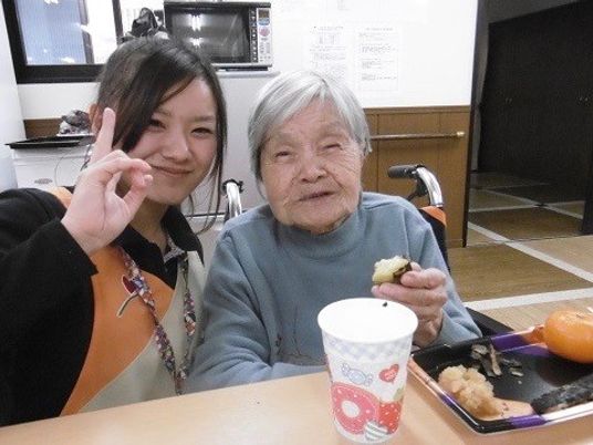 笑顔の食事のシーン