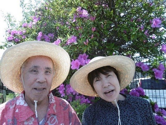 笑顔の利用者とお花 外出レクリエーション 温かな日差しのもと、利用者同士が和やかに交流しています。中庭でのひとときは、穏やかな気持ちで過ごせるでしょう。