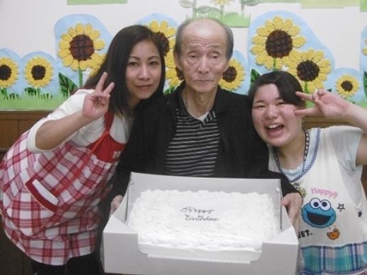 お祝いケーキと笑顔の人々