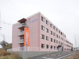 ピンク色の建物外観