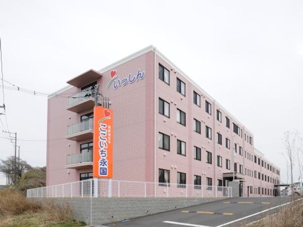 ピンク色の建物外観