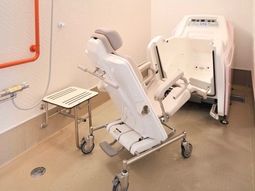 浴室用の機能的な椅子