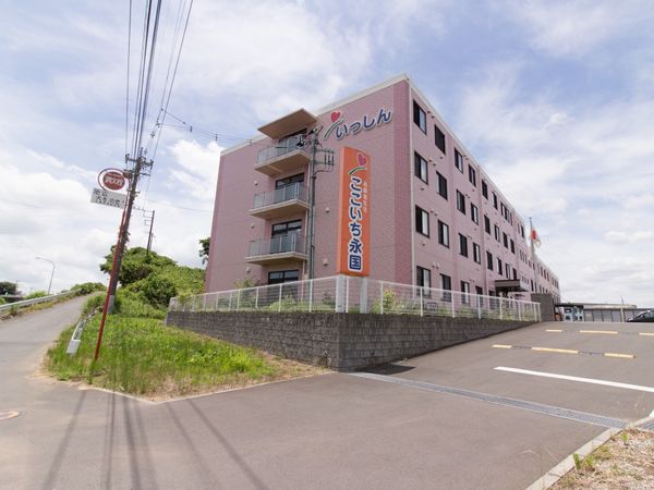 ピンク色の外壁の建物