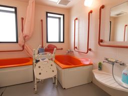 設備整った明るい浴室