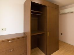 茶色いクローゼットとエアコン