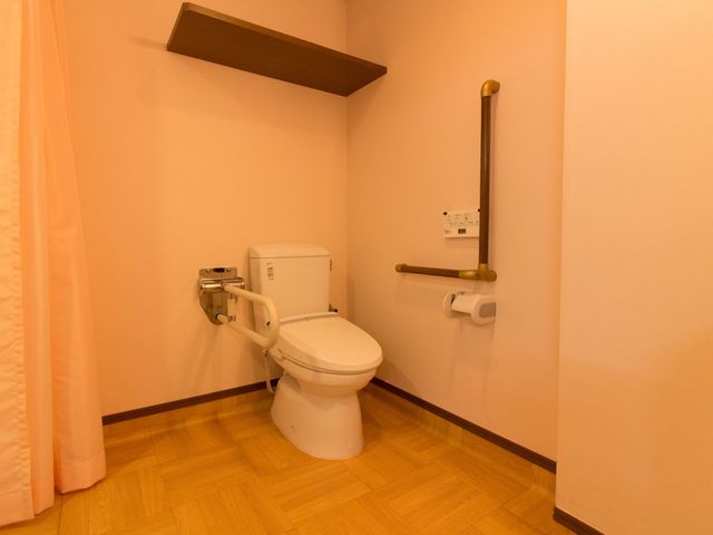 バリアフリー設計のトイレ トイレ 安全を考慮したレイアウトのトイレです。手すりが備えられており、どなたでも安心してご使用いただけます。